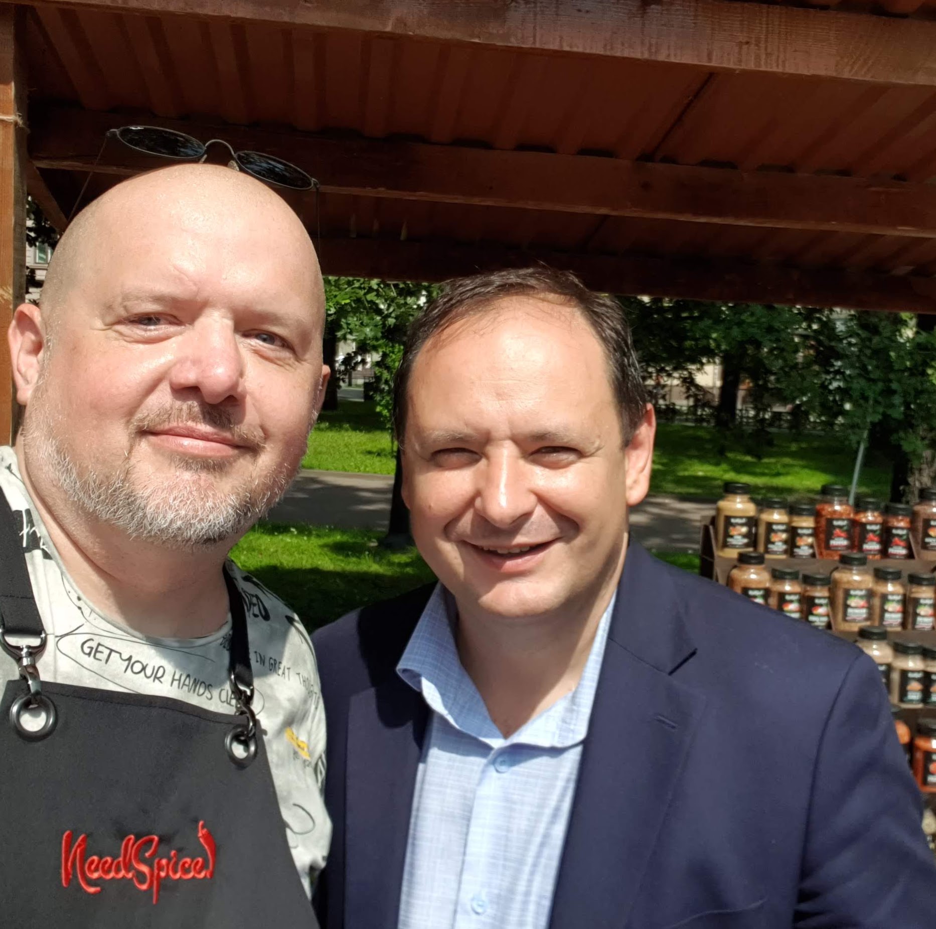 Один з перших покупців на ярмарку в Івано-Франківську, мер Руслан Марцинків